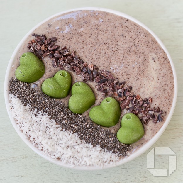 Súkkulaði smoothie toppaður með súperfæði