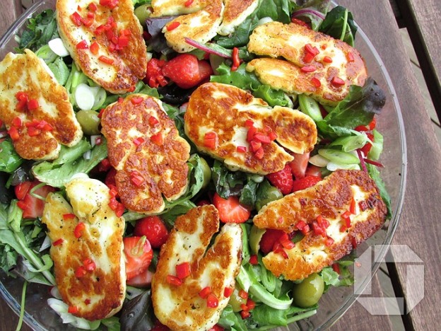 Halloumi salat með chilli og jarðarberjum frá Eldhúsperlum