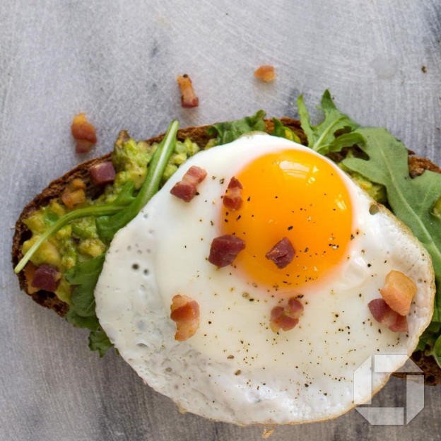 MORGUNVERÐARSNILLD: Ristaðbrauð með avókadó, eggi, arugula og beikoni