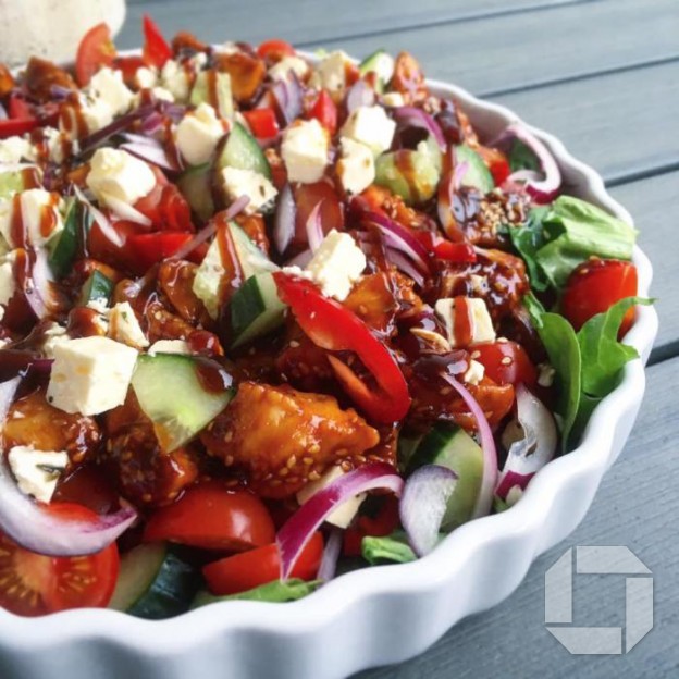 bbq salat með chilli-sesam kjúkling - frá Eldhúsperlum