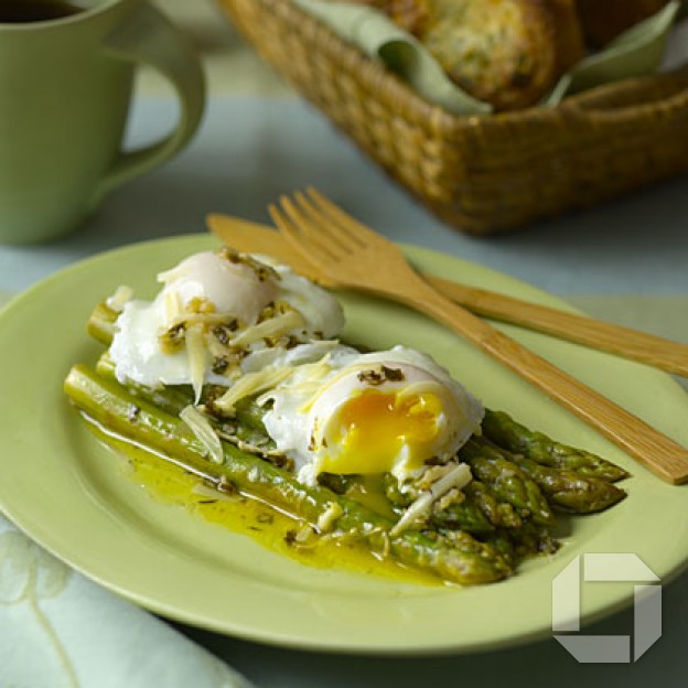 MORGUNVERÐUR – Aspas með parmesan og soðnu (poached) eggi