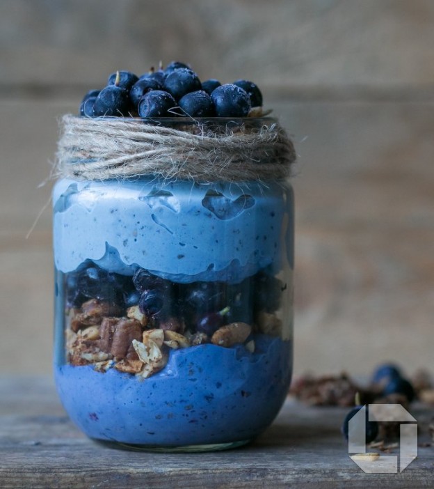 Bláberja chia parfait með tahini granola