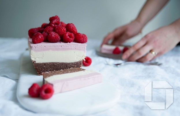 Afmælistertan mín: Brownie með ostaköku- og jarðaberjakremi!