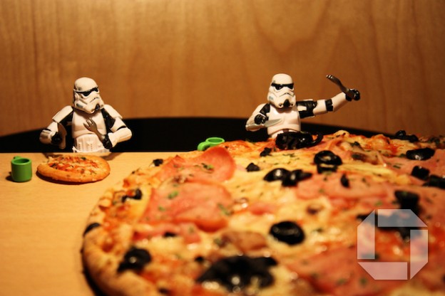Storm troopers borða meira segja pizzu