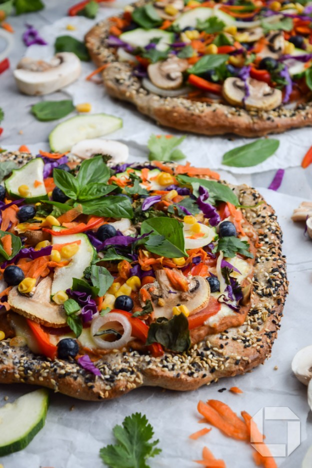 Regnboga pizza með hummus og beyglu skorpu – veggie væn